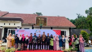 Semangat Sumpah Pemuda di Mathla’ul Anwar Global School: Wujudkan Generasi Muda Berkarakter dan Berprestasi

Senin, 10 November 2025, Mathla’ul Anwar Global School menggelar upacara dan kegiatan peringatan Hari Sumpah Pemuda dengan penuh semangat dan kebersamaan. Acara ini diikuti oleh seluruh siswa, guru, dan staf sekolah sebagai bentuk penghormatan terhadap perjuangan para pemuda Indonesia yang telah mengikrarkan Sumpah Pemuda pada tahun 1928.

Dengan tema “Bersatu, Bangkit, dan Tumbuh untuk Indonesia Maju”, kegiatan ini bertujuan menanamkan nilai nasionalisme, persatuan, dan semangat juang kepada generasi muda. Dalam sambutannya, Wakil  Direktur Mathla’ul Anwar Global School menyampaikan pentingnya peran pemuda dalam menjaga persatuan bangsa serta mengembangkan potensi diri di era modern.

Setelah upacara, kegiatan dilanjutkan dengan berbagai lomba yang menarik dan penuh makna, di antaranya fashion show bertema kebangsaan, lomba puisi, senam sehat, dan vokal solo. Setiap lomba diikuti dengan antusias oleh para siswa dari berbagai jenjang, yang menampilkan kreativitas serta semangat cinta tanah air mereka.

Suasana meriah dan penuh semangat mewarnai seluruh rangkaian acara. Melalui peringatan Hari Sumpah Pemuda ini, Mathla’ul Anwar Global School berharap seluruh siswa dapat meneladani semangat para pemuda terdahulu serta berkomitmen menjadi generasi yang berkarakter, kreatif, sehat, dan berprestasi demi kemajuan bangsa Indonesia.