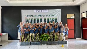 Harmoni Menggema di Mathla'ul Anwar Global School: Semarak Global Harmony Festival 2026 Menawan hati dan memukau telinga. Itulah gambaran suasana Mathla'ul Anwar Global School (MAGS) pada Rabu, 28 Januari 2026. Ratusan siswa, orang tua, dan guru berkumpul untuk merayakan seni dan kebersamaan dalam ajang bergengsi, Global Harmony Festival. Pagi itu, area sekolah yang biasanya tenang berubah menjadi panggung megah penuh warna. Global Harmony Festival tahun ini menghadirkan kompetisi paduan suara tingkat TK dan SD, sebuah inisiatif untuk menumbuhkan rasa percaya diri dan kecintaan terhadap seni sejak dini. Panggung Ekspresi Generasi Muda Sejak pukul 08.00 WIB, para peserta didik dari tingkat Taman Kanak-Kanak (TK) hingga Sekolah Dasar (SD) telah bersiap dengan kostum-kostum unik yang merepresentasikan keberagaman budaya dan kreativitas. Wajah-wajah antusias bercampur gugup tampak di belakang panggung, namun begitu lampu sorot menyala, mereka berubah menjadi bintang. Lagu-lagu daerah, lagu nasional, hingga lagu anak-anak populer dibawakan dengan aransemen yang apik. Harmoni suara sopran anak-anak yang murni berpadu dengan koreografi sederhana namun menggemaskan, sukses memancing tepuk tangan riuh dari para penonton yang memadati aula. Acara ini bukan sekadar ajang adu bakat tarik suara, melainkan sebuah wadah edukasi holistik. Di sini, anak-anak belajar tentang disiplin, kerja sama tim (kolaborasi), dan keberanian untuk tampil di depan umum—nilai-nilai inti yang selalu ditanamkan oleh Mathla'ul Anwar Global School. Sambutan Direktur: Seni sebagai Penyeimbang Pendidikan Membuka acara tersebut, Direktur Mathla'ul Anwar Global School, Bapak Muh Chusnul Mubaroq M, Pd, menyampaikan apresiasi yang mendalam kepada seluruh panitia, peserta, dan orang tua murid. Dalam sambutannya yang inspiratif, beliau menekankan pentingnya keseimbangan antara akademis dan seni. "Pendidikan tidak hanya terjadi di dalam kelas dengan buku dan pena. Hari ini, di panggung Global Harmony Festival, anak-anak kita sedang belajar pelajaran kehidupan yang sesungguhnya. Mereka belajar mendengarkan satu sama lain untuk menciptakan harmoni, mereka belajar berani, dan mereka belajar mengekspresikan keindahan," ujar Bapak Muh Chusnul Mubaroq. Beliau menambahkan bahwa Global Harmony Festival adalah manifestasi dari visi sekolah untuk mencetak generasi yang tidak hanya cerdas secara intelektual, tetapi juga halus budi pekertinya. "Mathla'ul Anwar Global School berkomitmen untuk terus menjadi rumah bagi bakat-bakat hebat ini. Melalui musik dan lagu, kita menyatukan perbedaan dan menyebarkan pesan damai, sesuai dengan nama festival kita hari ini: Global Harmony. Saya bangga melihat semangat anak-anakku sekalian. Teruslah bernyanyi, teruslah berkarya!" tutup beliau disambut tepuk tangan meriah. Mencetak Kenangan Tak Terlupakan Kompetisi berlangsung sengit namun penuh kekeluargaan. Dewan juri yang terdiri dari praktisi seni dan pendidik sempat dibuat kesulitan menentukan pemenang karena kualitas penampilan yang luar biasa dari setiap kelompok kelas. Namun, di atas panggung Global Harmony Festival, setiap anak adalah pemenang. Senyum bangga orang tua yang mengabadikan momen putra-putrinya, serta tawa riang para siswa yang turun panggung dengan lega, menjadi penutup manis acara hari itu. Mathla'ul Anwar Global School melalui acara ini kembali membuktikan komitmennya sebagai institusi pendidikan yang mendukung tumbuh kembang anak secara utuh. Sampai jumpa di Global Harmony Festival tahun depan dengan harmoni yang lebih indah!